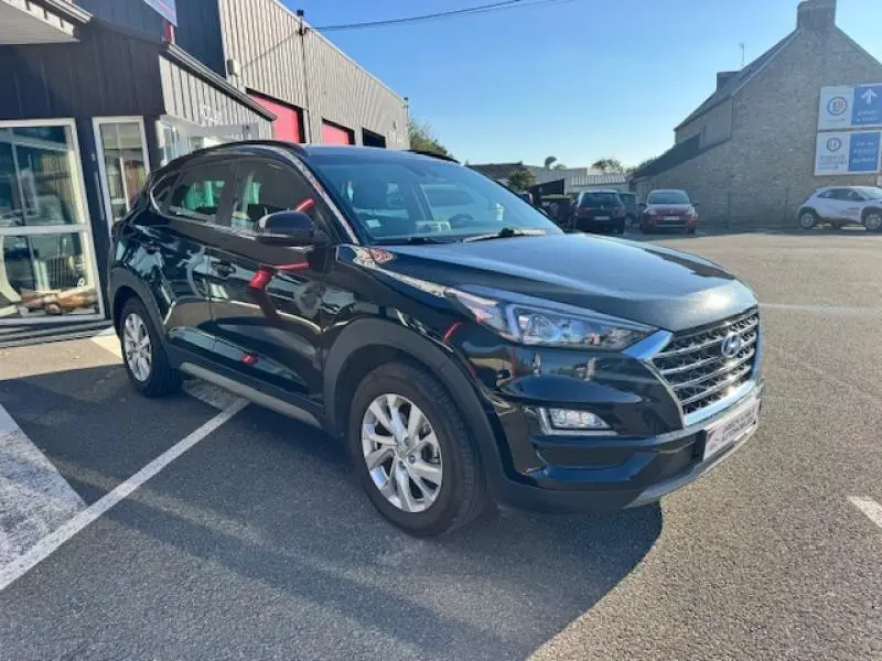 Hyundai Tucson Phantom Black 2019 en 3/4 avant droit, avec calandre chromée et jantes alu visibles.