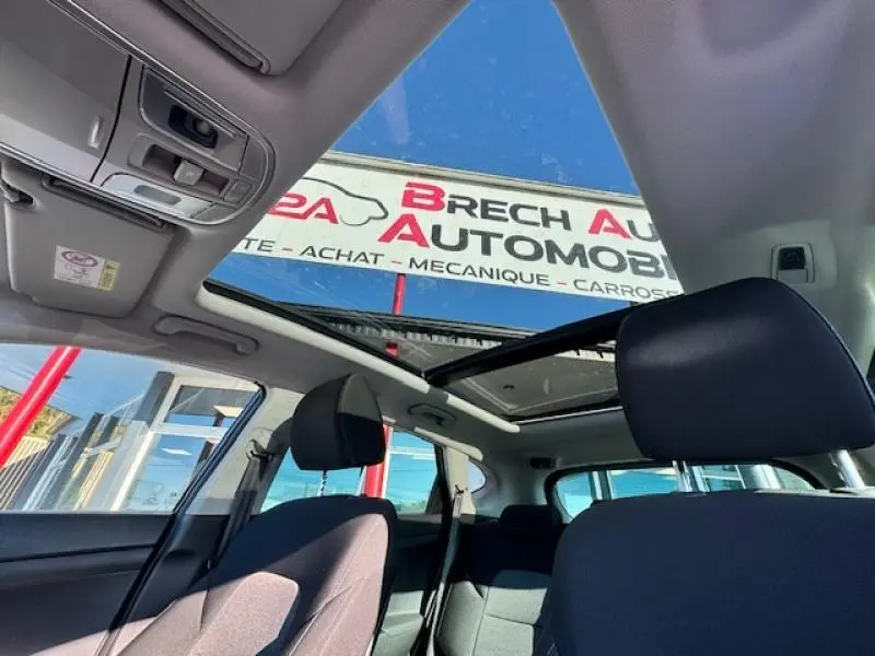 Intérieur du Hyundai Tucson Phantom Black 2019 avec toit ouvrant panoramique et sièges en tissu noir vus de l'arrière