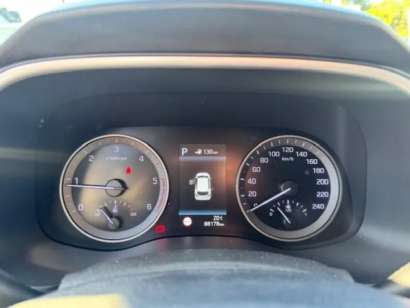 Tableau de bord du Hyundai Tucson 2019 avec compte-tours, vitesse en km/h et écran multifonction central affichant l'autonomie.