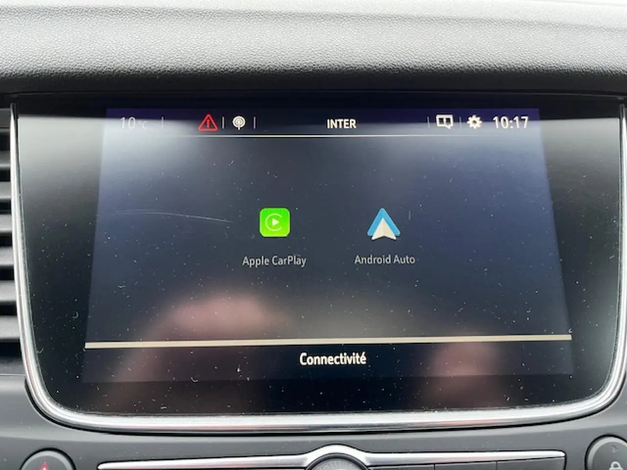 Écran tactile 8 pouces de l'Opel Grandland X 2019 montrant les options Apple CarPlay et Android Auto.