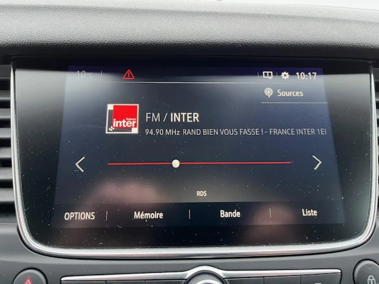 Écran tactile 8 pouces du système Navi 5.0 IntelliLink de l'Opel Grandland X affichant la radio FM France Inter.
