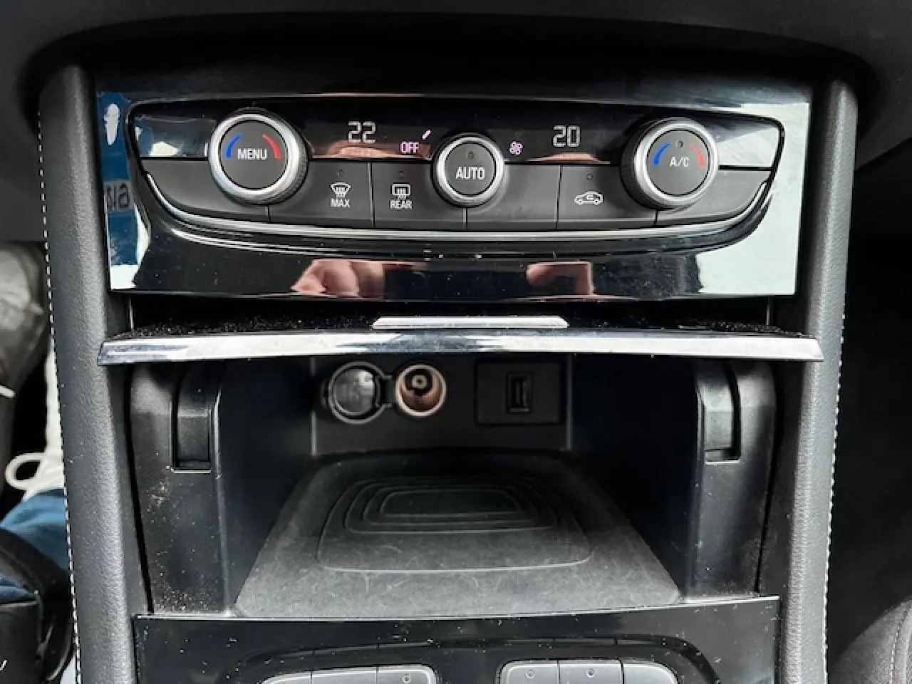 Vue rapprochée de la console centrale noire de l'Opel Grandland X 2019 avec commandes climatisation automatique bi-zone.