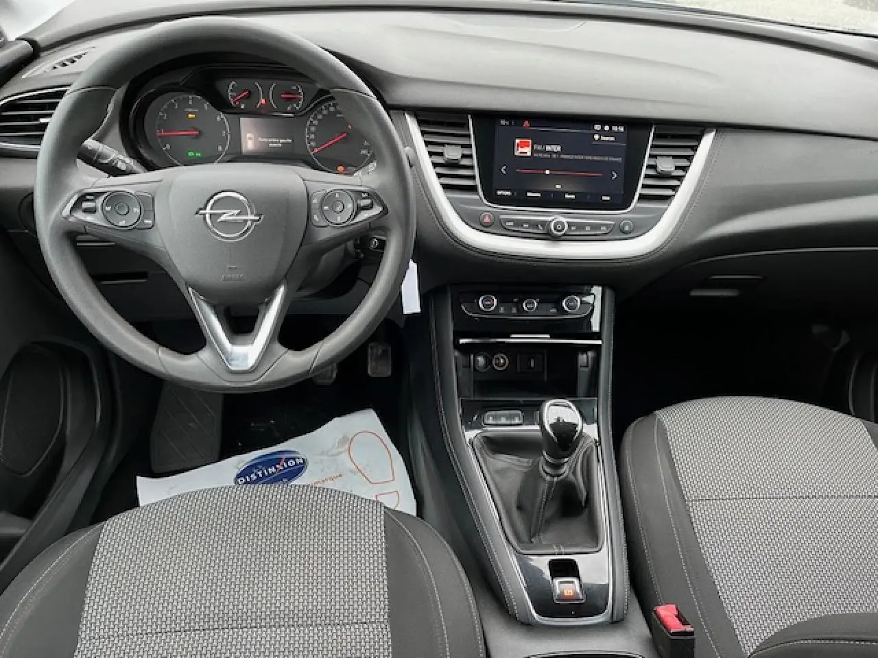 Intérieur de l'Opel Grandland X 2019, vue frontale du tableau de bord et volant multifonctions gris.