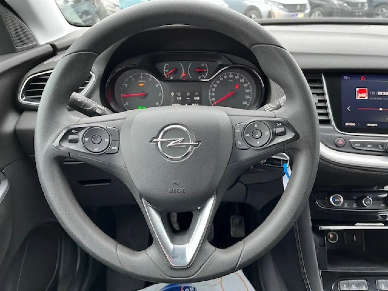 Vue rapprochée du volant multifonctions et du tableau de bord de l'Opel Grandland X gris clair de 2019.