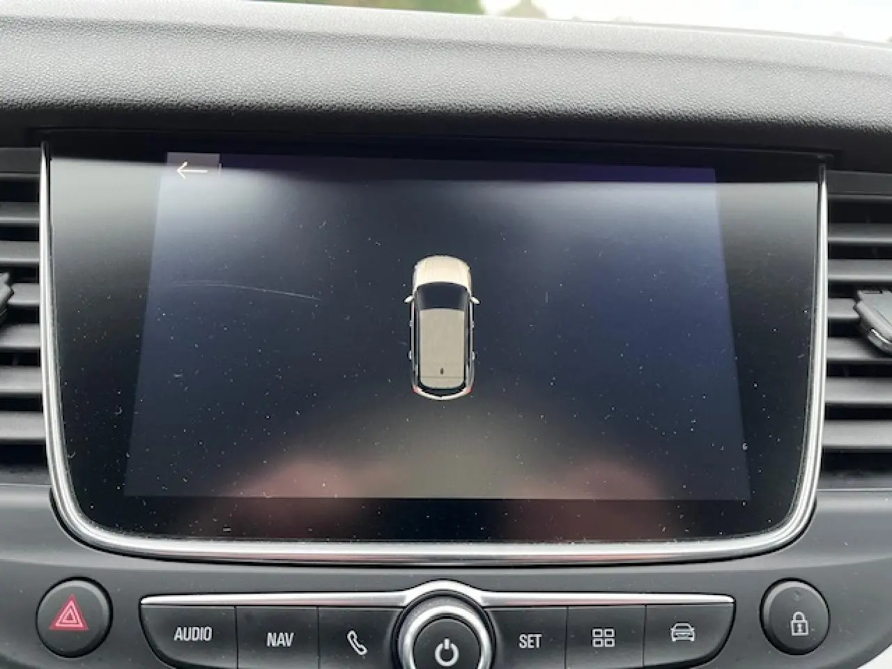 Écran tactile central de l’Opel Grandland X 2019 affichant la vue aérienne du véhicule gris clair.