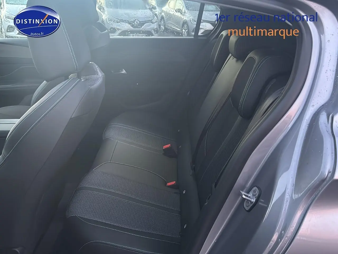Vue intérieure côté droit sur la banquette arrière noire avec surpiqûres blanches d'une Peugeot 308 gris artense 2025.