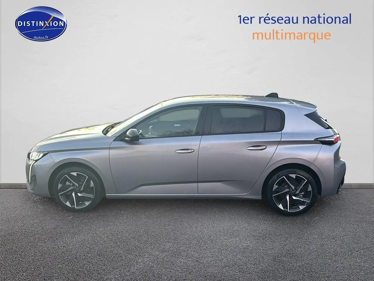 Profil droit d'une Peugeot 308 gris artense 2025 avec jantes alliage et vitres surteintées.