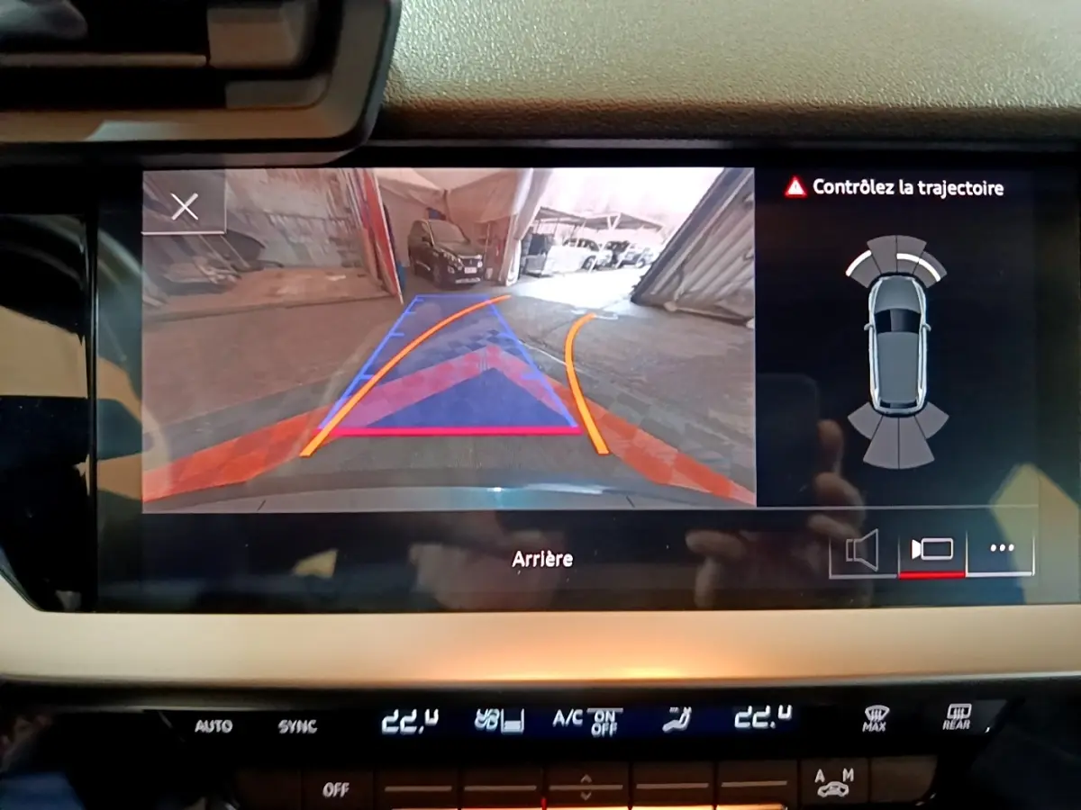 Écran tactile intérieur montrant la caméra de recul et l’aide au stationnement de l’Audi A3 gris foncé.