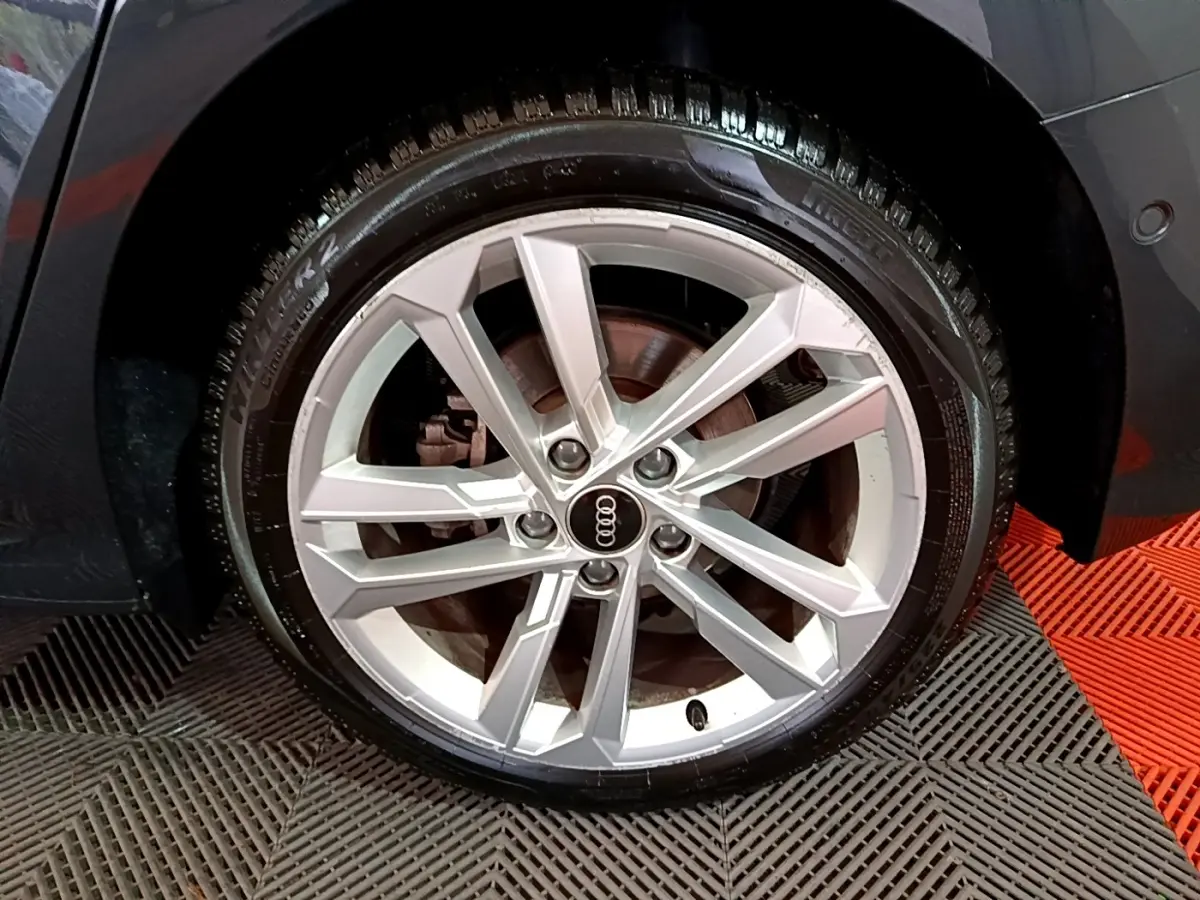 Gros plan sur la roue avant droite de l'Audi A3 gris foncé avec jante alliage à plusieurs branches.