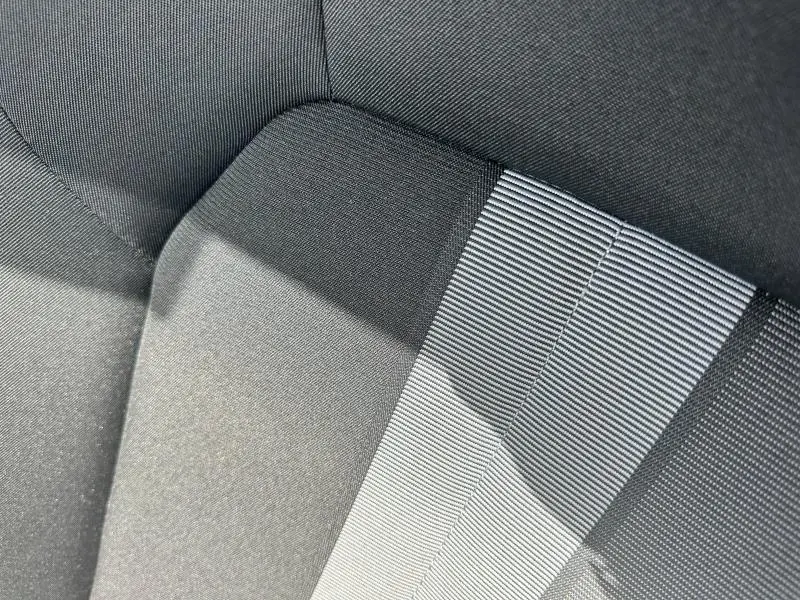 Gros plan sur le tissu noir et argenté du siège arrière de l'Audi A3 Sportback 2024, version hybride Design.
