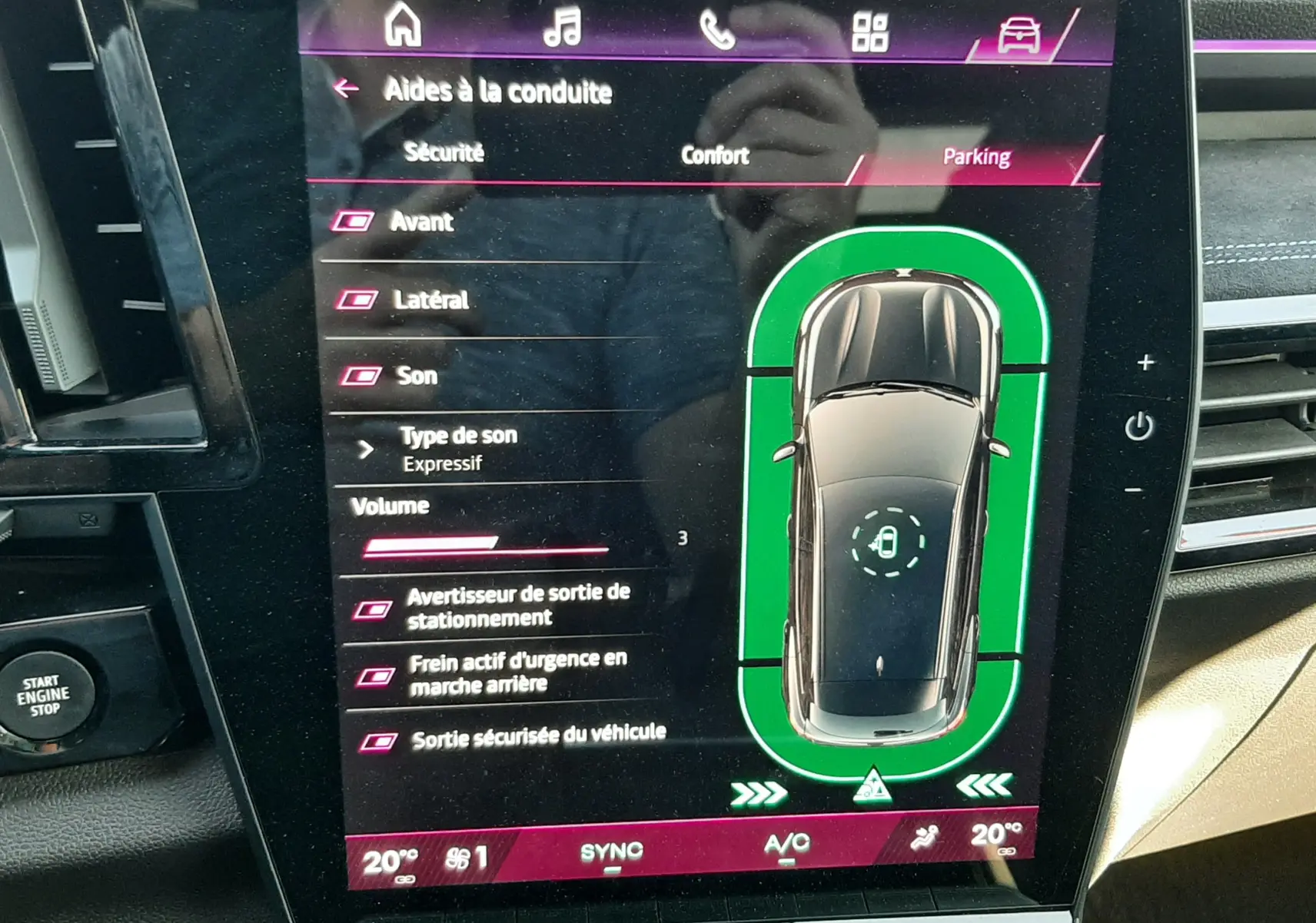 Écran tactile central du Renault Austral 2025 montrant les aides à la conduite et le mode parking en vue intérieure.