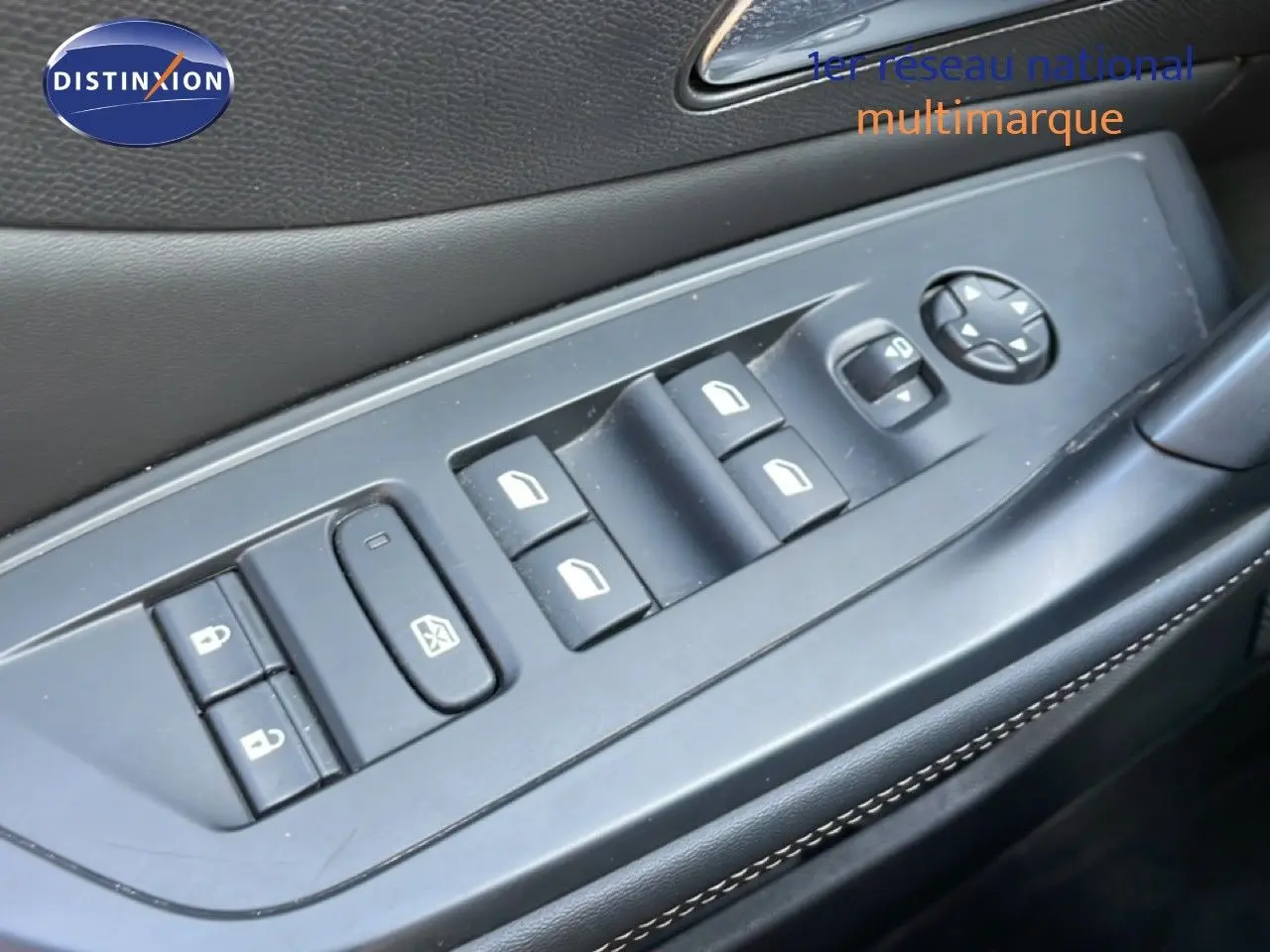 Gros plan sur les commandes de lève-vitres et rétroviseurs côté conducteur d’une Peugeot 308 2024, finition noire.