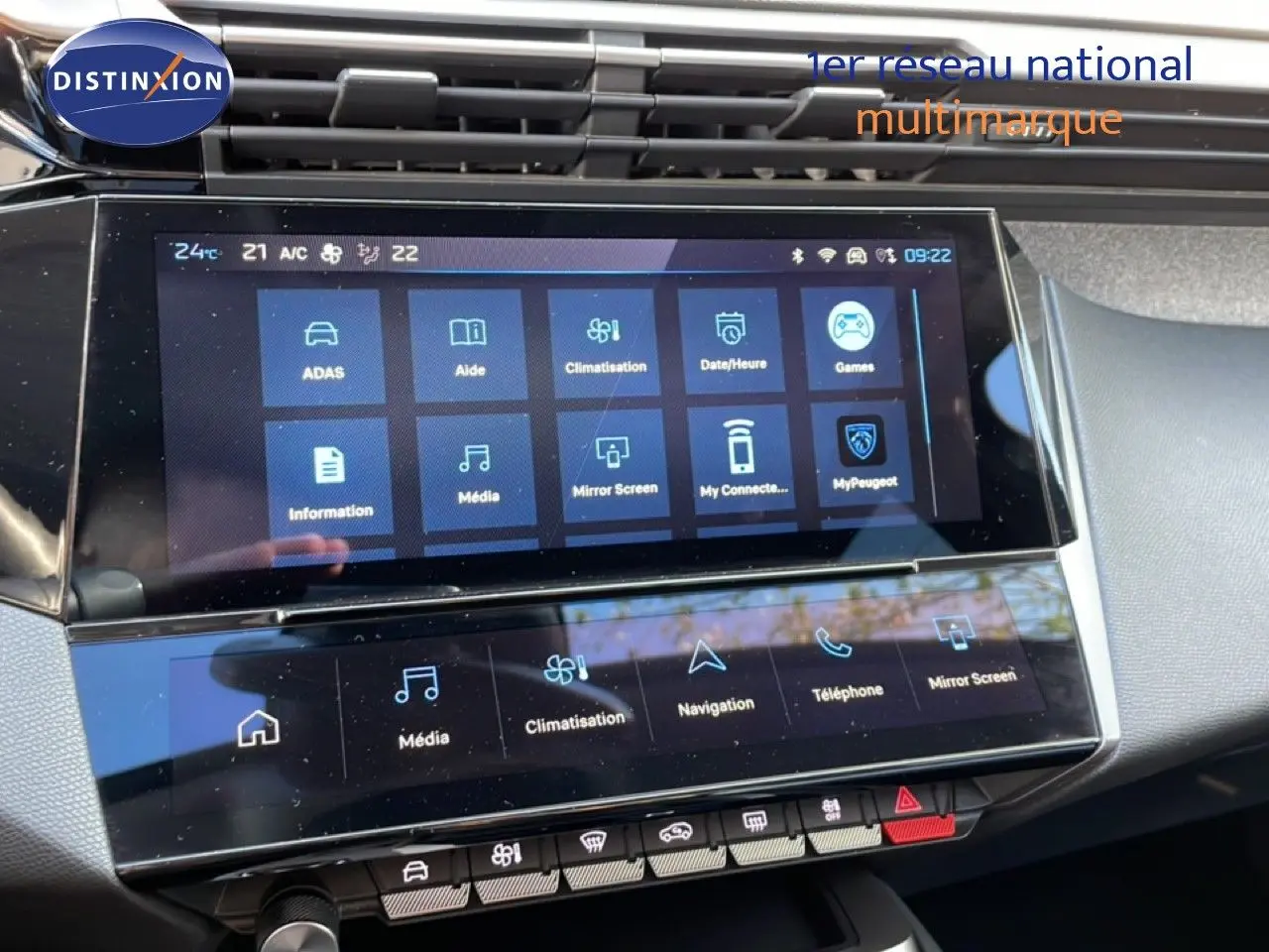 Vue intérieure du tableau de bord de la Peugeot 308 2024, écran tactile central avec interface multimédia active.