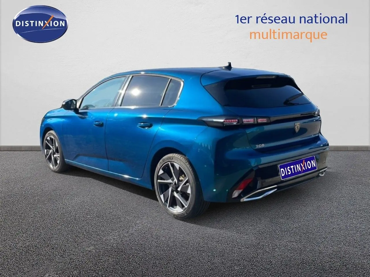 Peugeot 308 bleu obsession métal vue 3/4 arrière droit, avec jantes alliage et feux arrière LED distinctifs.