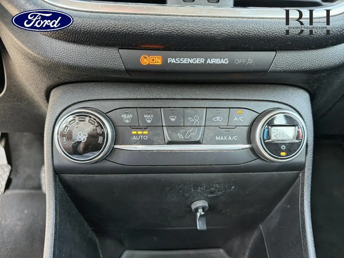 Vue rapprochée de la console centrale de la Ford Fiesta 2018, avec commandes climatisation et témoin airbag passager allumé.