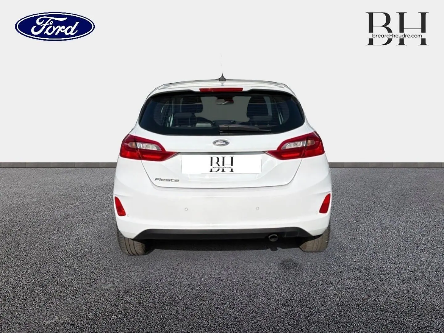 Vue arrière d'une Ford Fiesta blanche Glacier de 2018 avec feux rouges et becquet arrière visible.