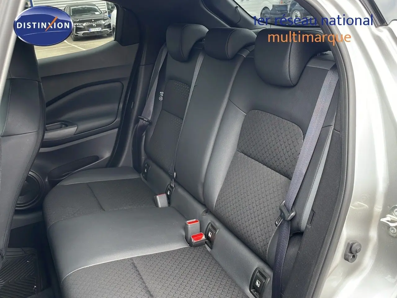 Vue intérieure côté droit des sièges arrière en cuir noir du Nissan Juke Hybrid 2023 gris perle métal.