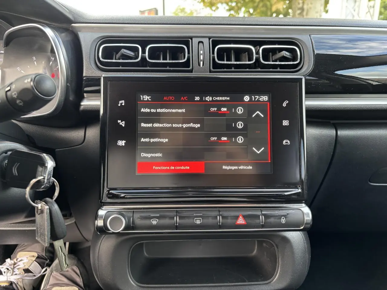 Tableau de bord de Citroën C3 2019 avec écran tactile central affichant les aides à la conduite, vue frontale intérieure.