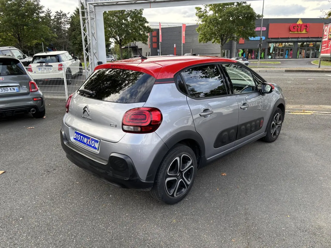 Citroën C3 gris avec toit rouge en 3/4 arrière droit, mettant en valeur les Airbump noirs ponctués de rouge.