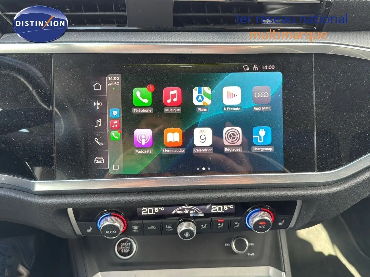 Écran tactile central affichant les applications multimédia dans l'habitacle d'un Audi Q3 Sportback blanc.