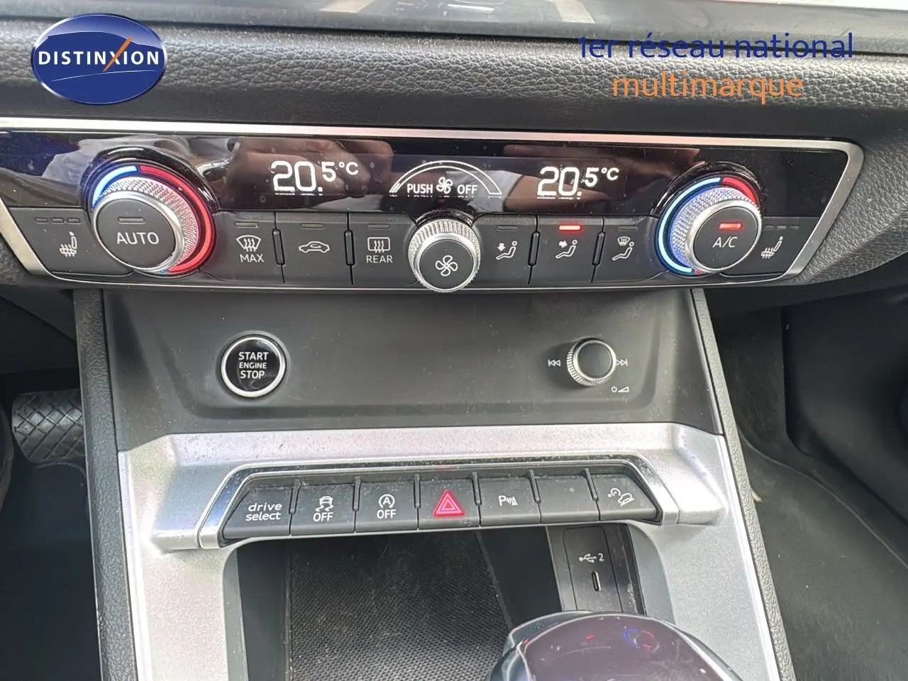 Gros plan sur la console centrale de l'Audi Q3 Sportback 2021, montrant les commandes de climatisation et le bouton start/stop.