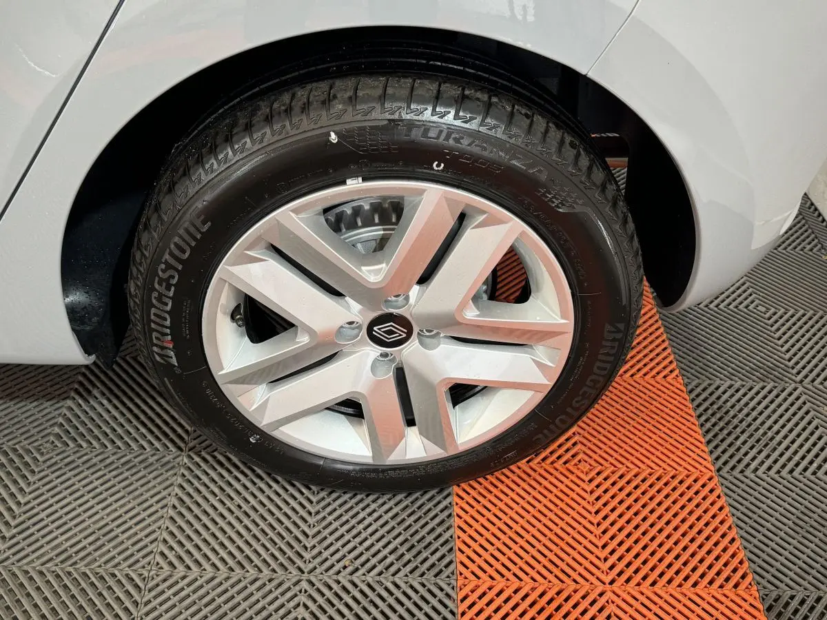 Gros plan sur la roue arrière droite gris clair de la Renault Clio 2025 avec jante alliage et pneu Bridgestone.