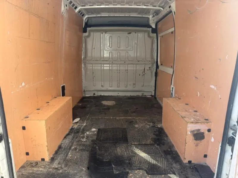 Vue intérieure arrière du Peugeot Boxer Fourgon blanc banquise, montrant l'espace de chargement avec parois en bois.