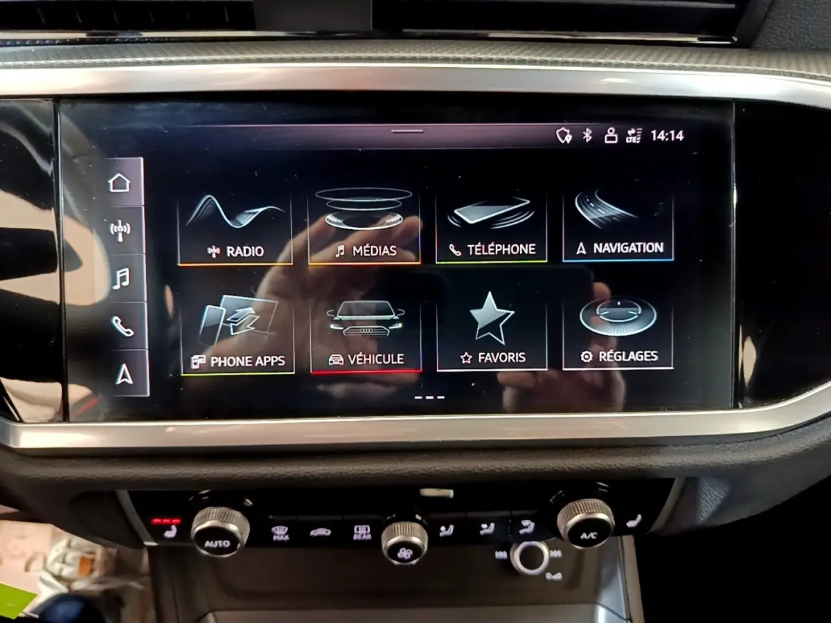 Écran tactile central de l'Audi Q3 35 TFSI S Line 2022 affichant le menu multimédia et navigation.