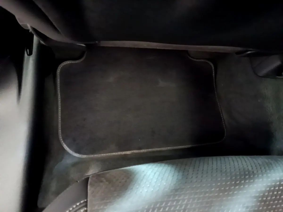 Vue intérieure du tapis de sol côté passager arrière de l'Audi Q3 35 TFSI gris foncé de 2022.