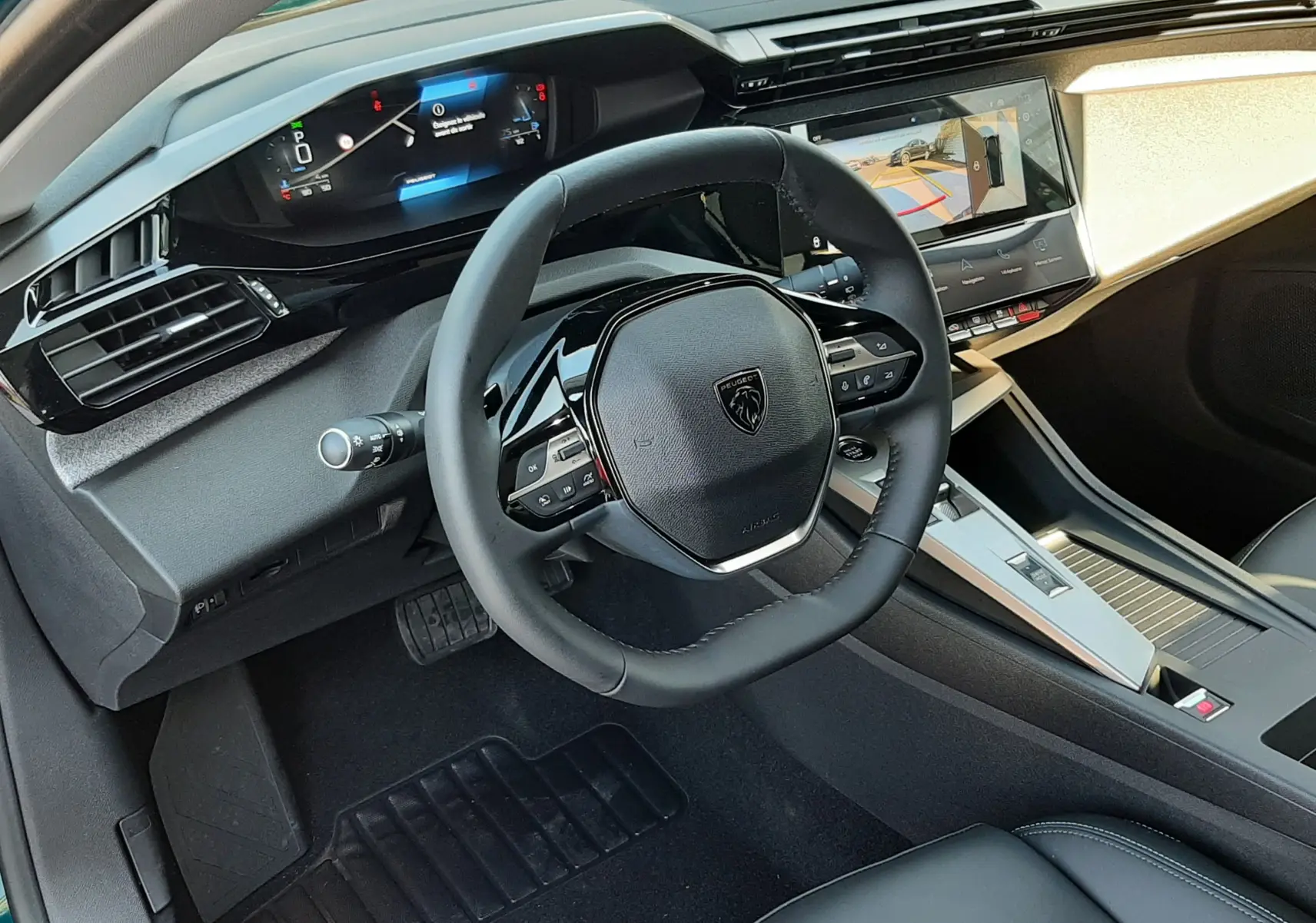 Coffre vu de dessus d'une Peugeot 308 Bleu Obsession, montrant un espace de chargement propre et vide.