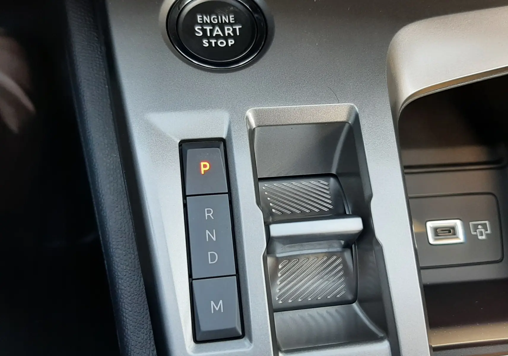 Gros plan sur les commandes multifonctions noires à gauche du volant en cuir d'une Peugeot 308 2026.
