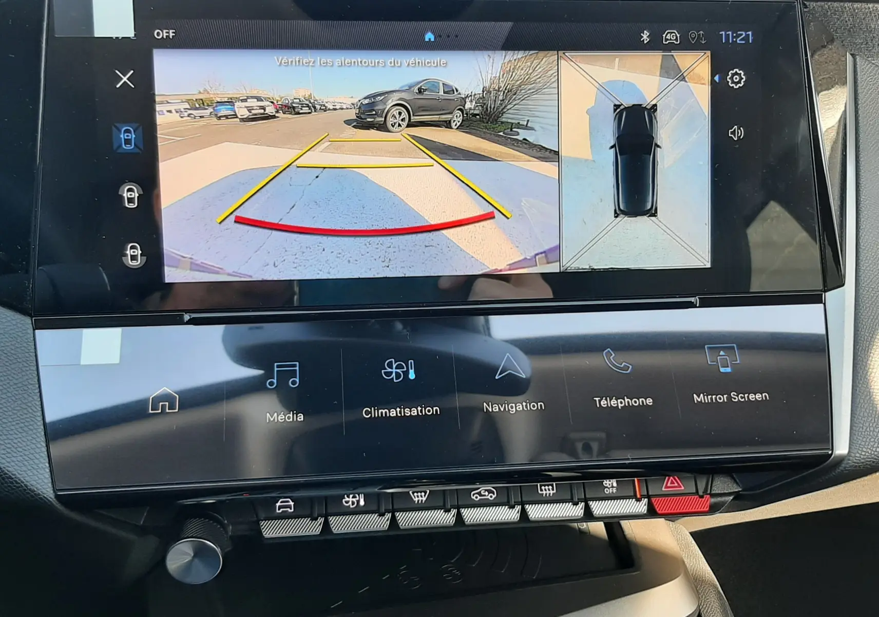Vue rapprochée de la console centrale de la Peugeot 308 2026, avec levier de vitesses automatique et porte-gobelets noirs.