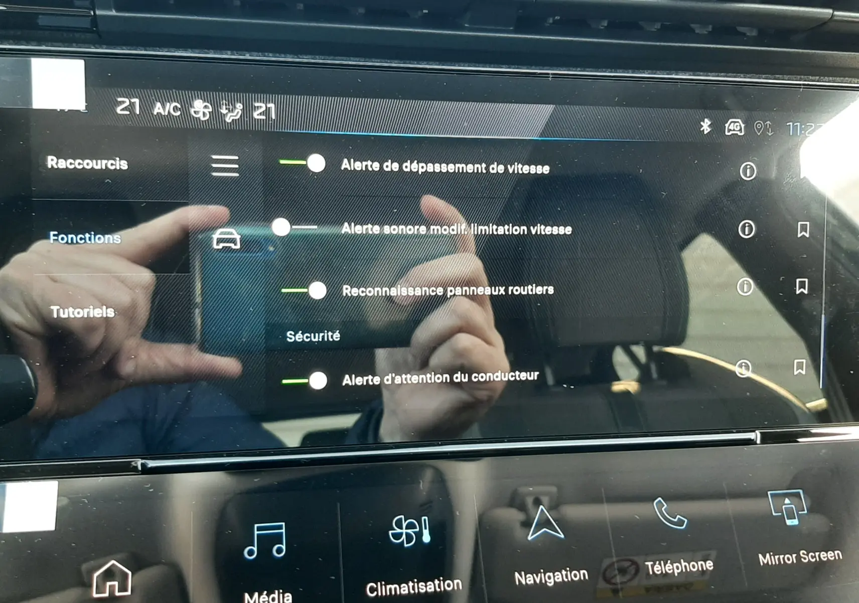 Écran tactile central de la Peugeot 308 2026 montrant les options d’aide à la conduite et la climatisation.