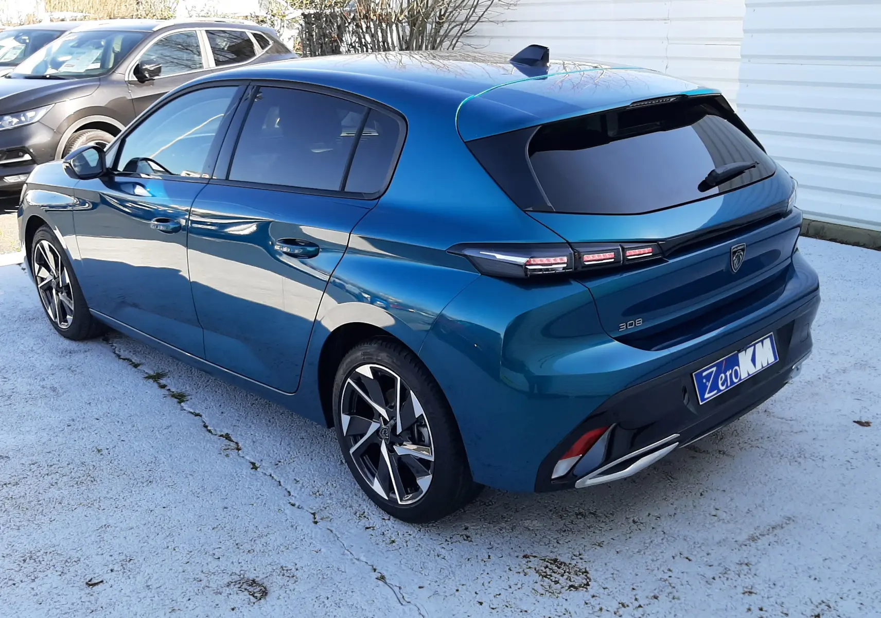Peugeot 308 Bleu Obsession vue 3/4 arrière droit, avec jantes alliage et feux arrière LED distinctifs.