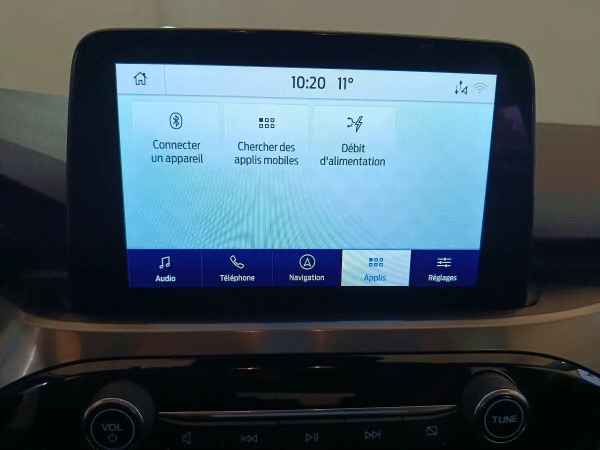 Écran tactile central de 20,3 cm du Ford Kuga gris foncé 2023, affichant le menu des applications.
