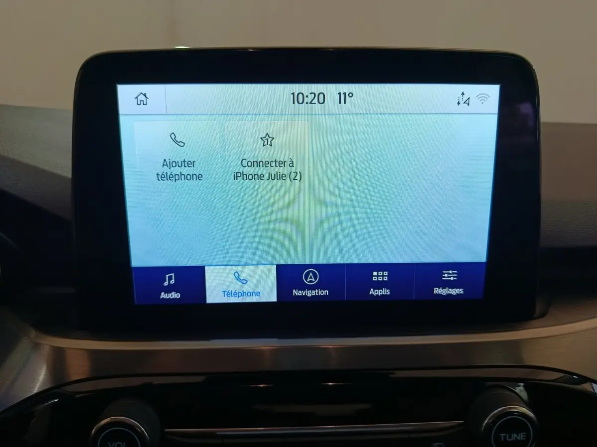 Écran tactile central de 20,3 cm du Ford Kuga gris foncé, affichant les options téléphone et navigation.