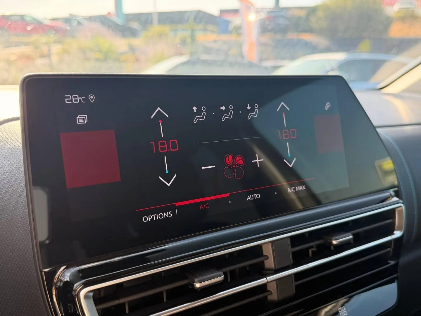 Écran tactile du système de climatisation bi-zone affichant 18°C dans un Citroën C5 Aircross 2025 gris Platinium.