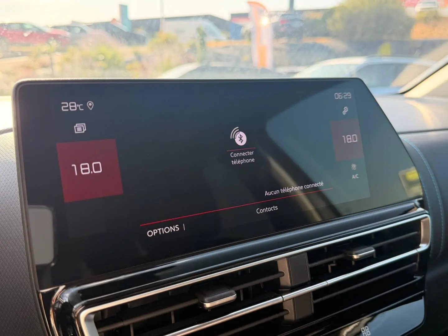 Écran tactile central du tableau de bord du Citroën C5 Aircross 2025 avec affichage climatisation à 18°C.