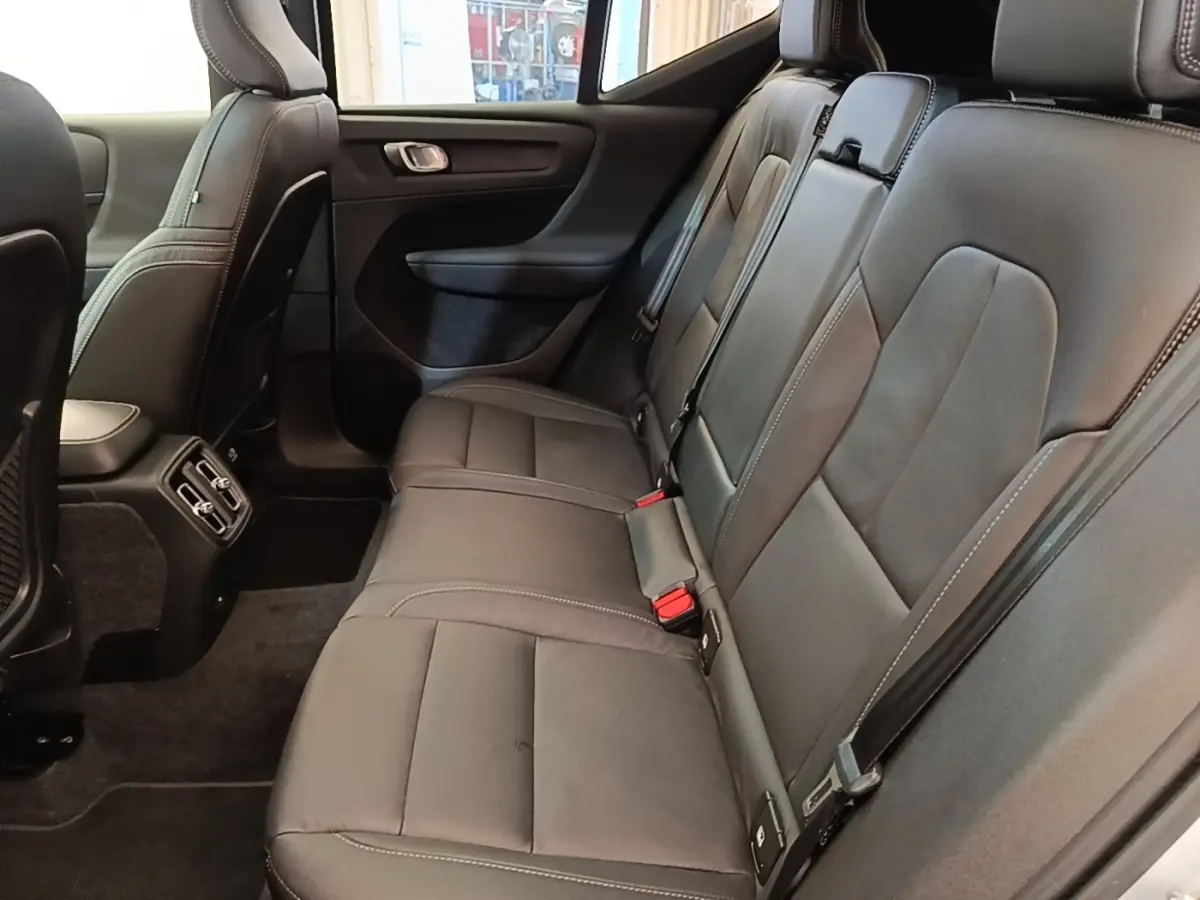 Vue intérieure côté droit montrant la banquette arrière en cuir noir du Volvo XC40 P8 408 R-Design 2021.