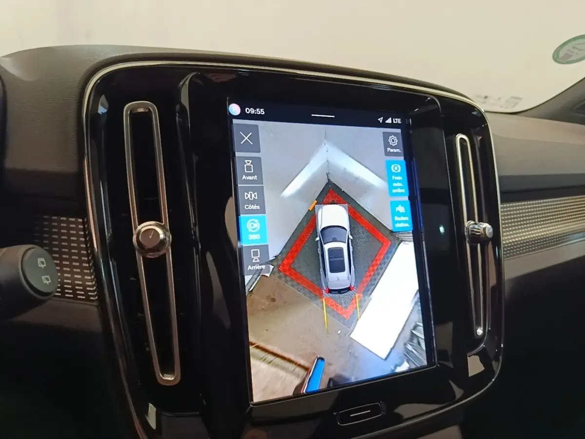 Vue intérieure du tableau de bord du Volvo XC40 P8 408 R-Design 2021, écran tactile affichant la caméra 360° en vue aérienne.