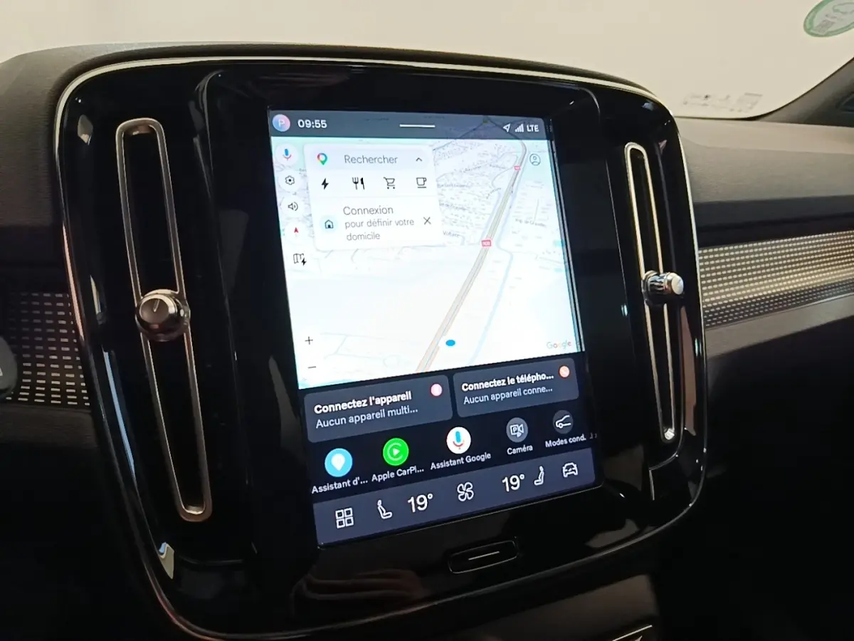 Vue rapprochée de l’écran tactile central du tableau de bord du Volvo XC40 gris clair, affichant la navigation GPS.