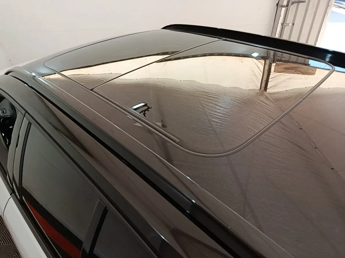 Toit ouvrant panoramique en verre du Volvo XC40 P8 gris clair vu de dessus côté gauche.