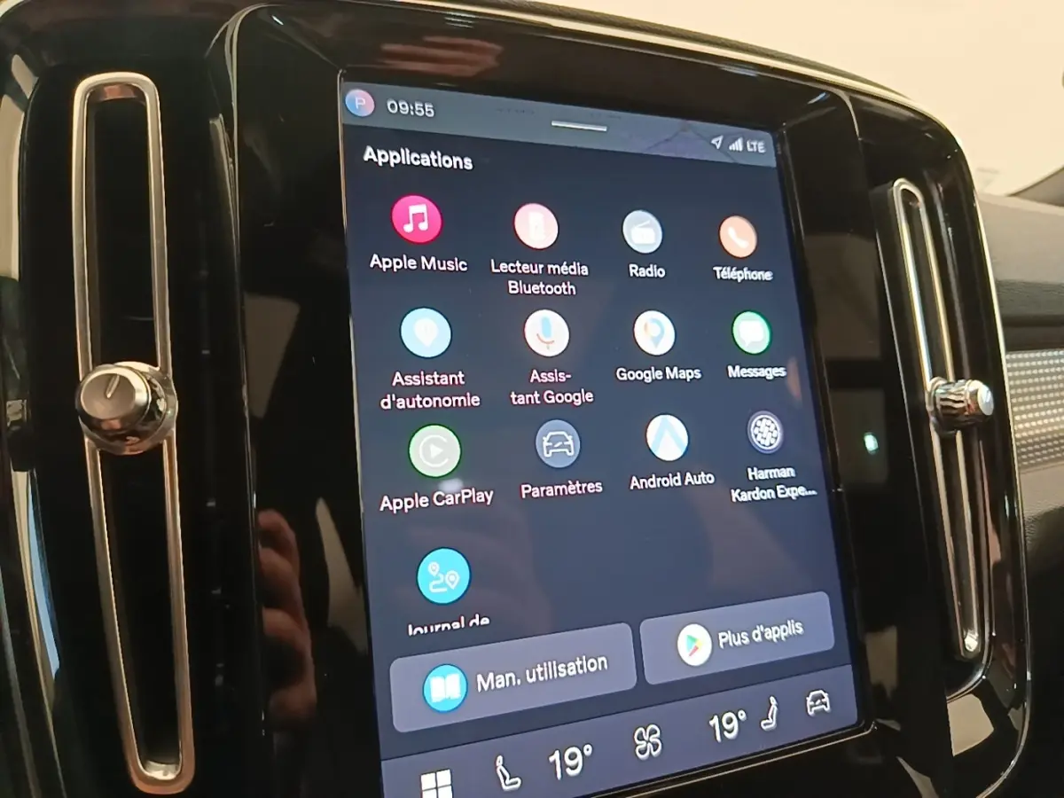 Écran tactile central du tableau de bord du Volvo XC40 gris clair, affichant les applications connectées.