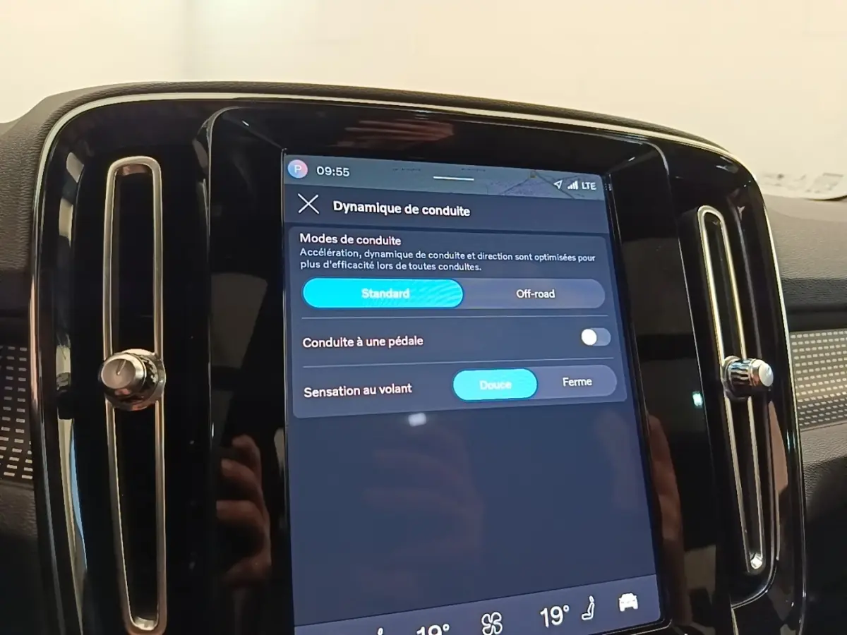 Écran tactile central du tableau de bord du Volvo XC40 P8 gris clair, affichant les modes de conduite.
