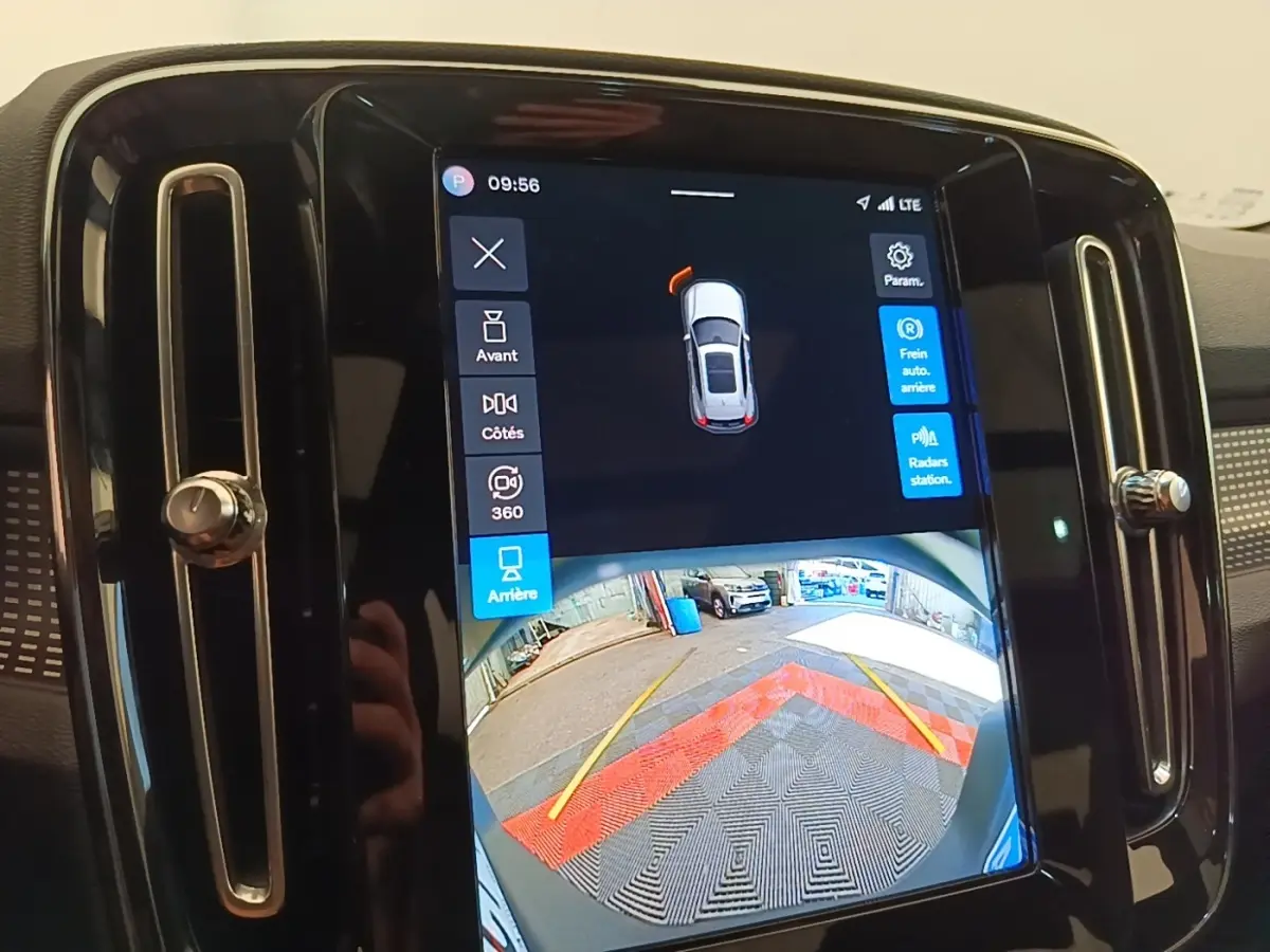 Écran tactile central affichant la caméra de recul et l'interface de stationnement du Volvo XC40 gris clair.