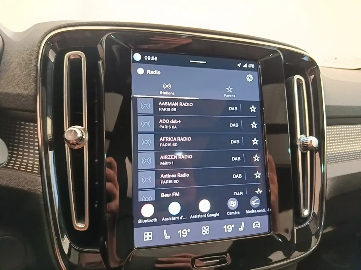 Écran tactile central 9 pouces du tableau de bord du Volvo XC40 P8 gris clair, intérieur moderne.