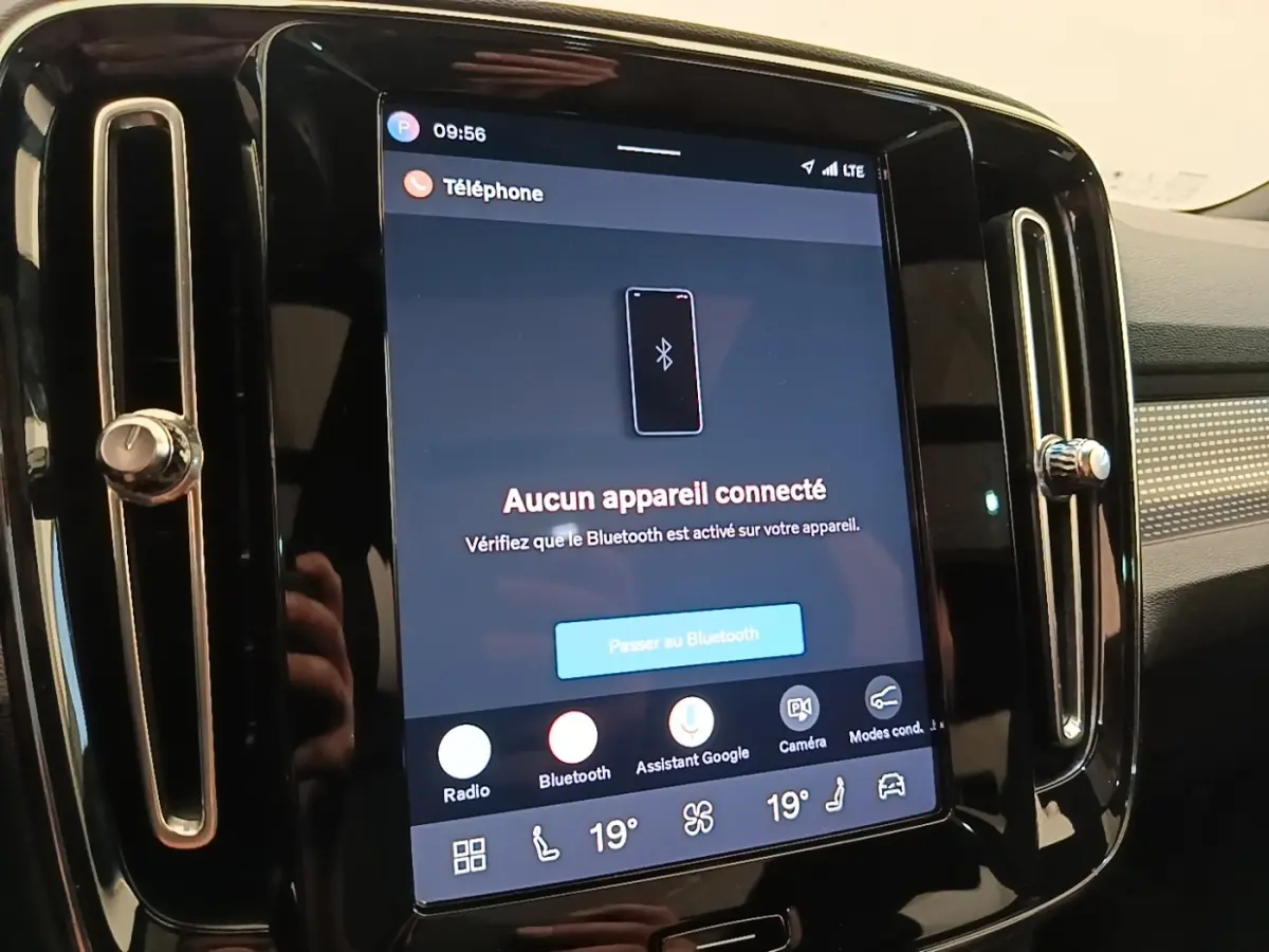 Écran tactile central noir affichant la connexion Bluetooth dans l’habitacle du Volvo XC40 P8 gris clair.