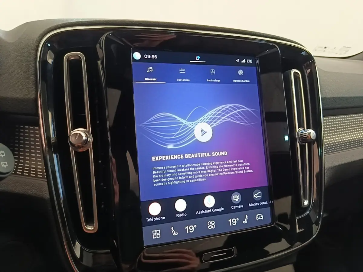 Écran tactile central 9 pouces du Volvo XC40 P8 R-Design 2021 avec interface audio et commandes climatisation.