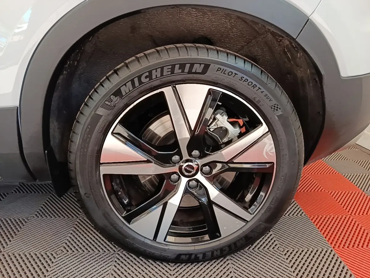 Gros plan sur la roue arrière droite du Volvo XC40 P8 gris clair, avec jante alliage bicolore et pneu Michelin Pilot Sport 4 SUV.
