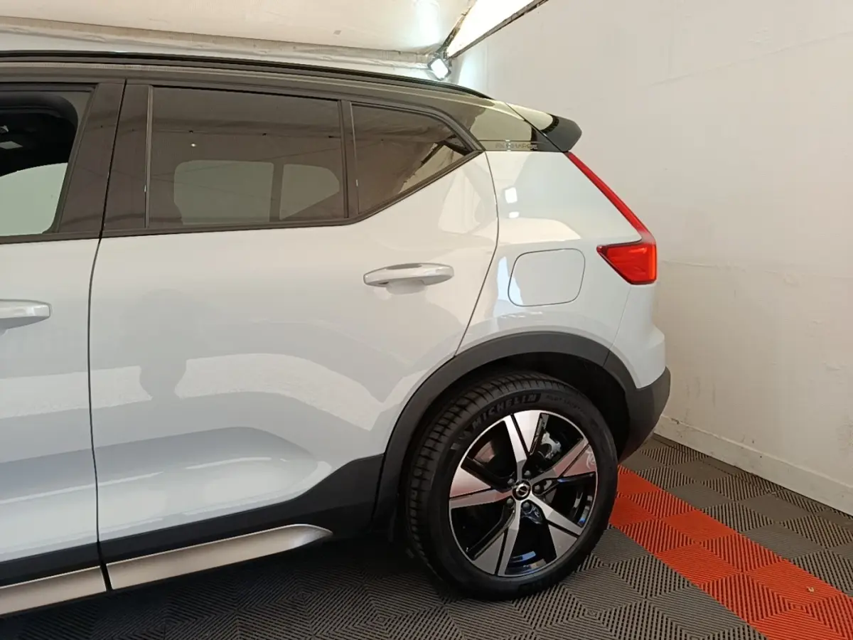 Vue latérale droite du Volvo XC40 P8 gris clair, mettant en valeur la jante alliage et le toit noir contrastant.